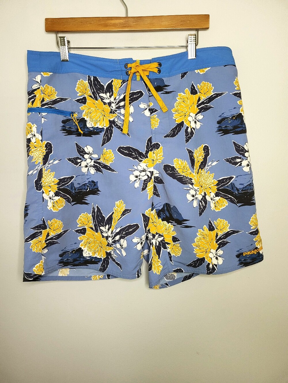 Patagonia Stretch Planing Floral Board Shorts Blue Yellow Mens 35 Surf Swim